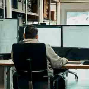 Analyst an Schreibtischen beim Monitoring